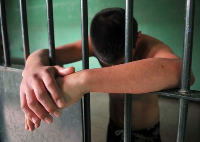 Acusan a 4 adolescentes de matar a hombre en Estados Unidos