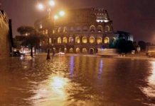 Fuerte tormenta deja «bajo agua» las calles de Roma causando caos Fuerte tormenta deja "bajo agua" las calles de Roma causando caos