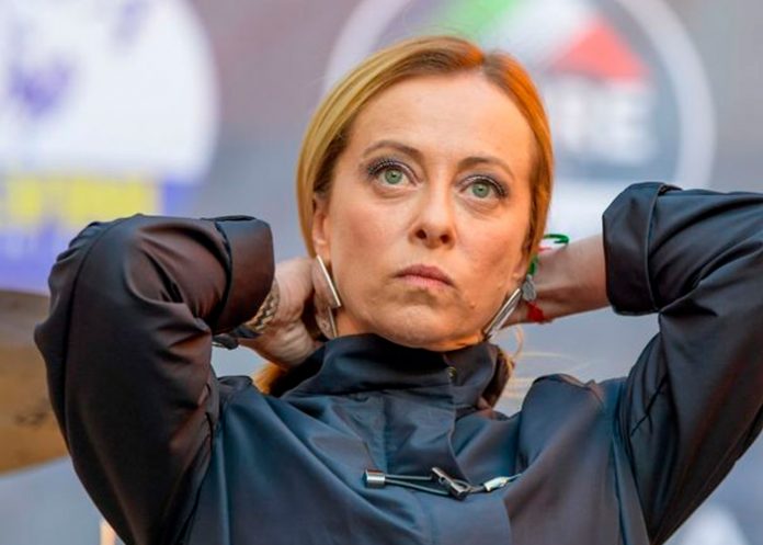 Miles de personas a las calles de Italia en protesta contra Giorgia Meloni
