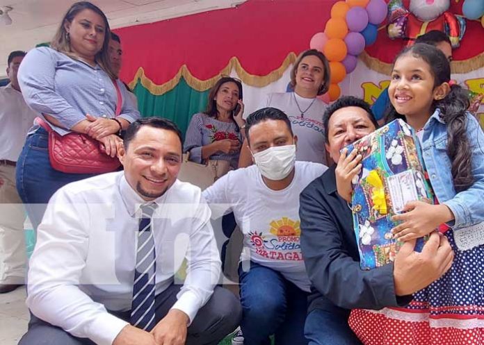 Niños de Matagalpa reciben sus juguetes navideños