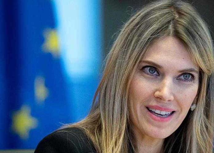 Suspenden a vicepresidenta Eva Kaili del Parlamento Europeo por corrupción