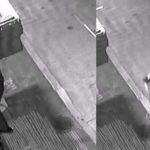 Al estilo «El Grinch» ladrón se roba los adornos y un muñeco de Santa Claus Graban a ladrón robando adornos navideños en una casa