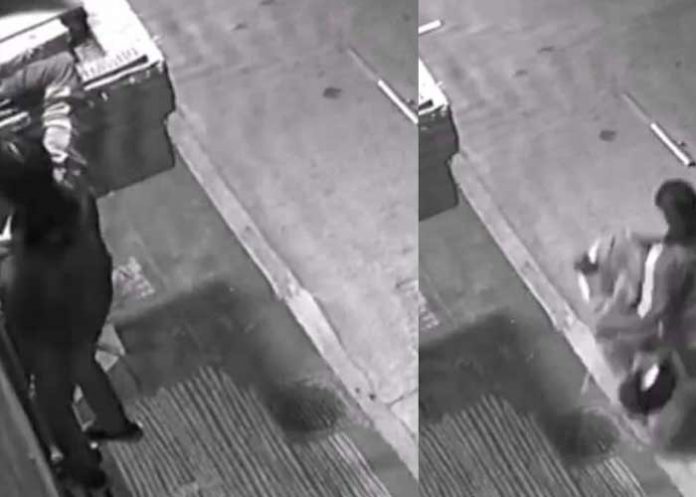 Graban a ladrón robando adornos navideños en una casa