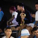 VIDEO: ¡Casi se mata Messi y compañía en su celebración por Argentina! Foto: Messi y jugadores de Argentina vivieron un momento tenso