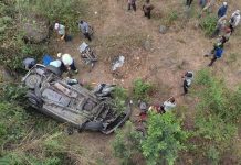 Dos migrantes pierden la vida al volcarse un camión en México Dos migrantes pierden la vida al volcarse un camión en México