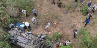 Dos migrantes pierden la vida al volcarse un camión en México