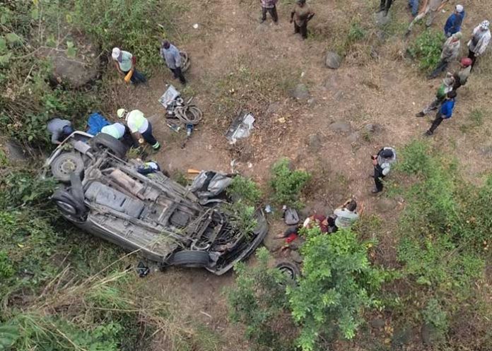 Dos migrantes pierden la vida al volcarse un camión en México