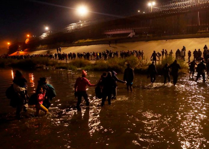 Más de mil migrantes fueron captados cruzando desde México hacia Texas