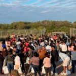 Más 700 migrantes, entre ellos niños, capturados en áreas desoladas de Texas