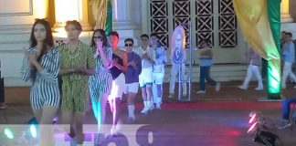 Managua disfruta de la pasarela de moda navideña en Plaza Soberanía