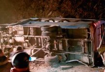 Aplastados bajo las llantas de un autobús mueren 18 personas en Nepal