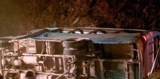 Aplastados bajo las llantas de un autobús mueren 18 personas en Nepal