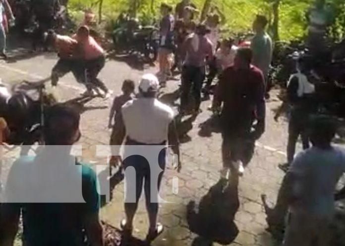 ¡Por poquito! Casi le rajan la vida por un partido de beisbol en la Isla de Ometepe