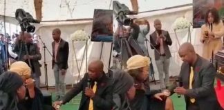 Pastor pide matrimonio en un funeral