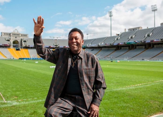 El mundo del fútbol pide por la salud del ídolo brasileño, Pelé