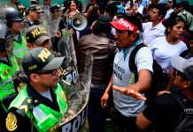 Reprimen a manifestantes en Perú que exigen la libertad para Pedro Castillo Reprimen a manifestantes en Perú que exigen la libertad para Pedro castillo