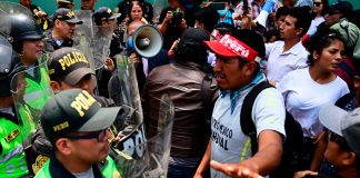 Reprimen a manifestantes en Perú que exigen la libertad para Pedro castillo