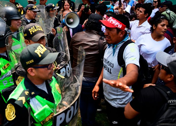 peru3 Reprimen a manifestantes en Perú que exigen la libertad para Pedro castillo