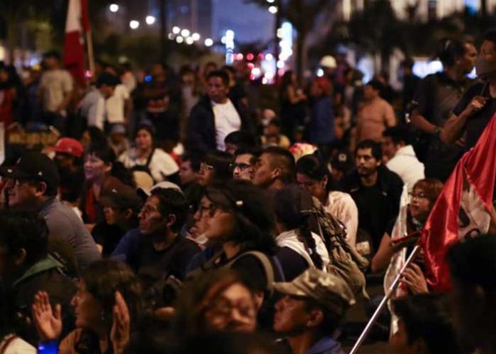 Suman 24 muertos por represión contra manifestaciones en Perú