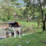 Camión «pasa cholo» a un abismo en Río Blanco, Matagalpa Foto: Camión con materiales de construcción cae en un hoyo en Río Blanco / TN8