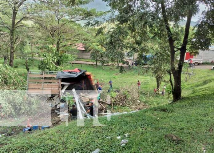 Foto: Camión con materiales de construcción cae en un hoyo en Río Blanco / TN8