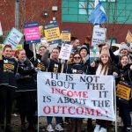 Enfermeros de Reino Unido realizan huelga exigiendo un aumento salarial