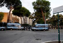 Asesinan a tiros a tres mujeres durante una reunión en un barrio de Roma Asesinan a tiros a tres mujeres durante una reunión en un barrio de Roma