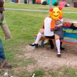 Captan infraganti a dos alumnos "dándose cariñitos" en pleno parque