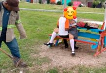 Captan infraganti a dos alumnos «dándose cariñitos» en pleno parque Captan infraganti a dos alumnos "dándose cariñitos" en pleno parque