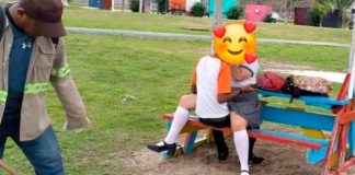 Captan infraganti a dos alumnos "dándose cariñitos" en pleno parque