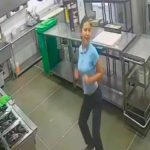 ¡Clase loquera! En plena jornada laboral joven “perreó” al ritmo de Raw Alejandro