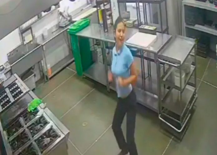 tendencias2 ¡Clase loquera! En plena jornada laboral joven “perreó” al ritmo de Raw Alejandro