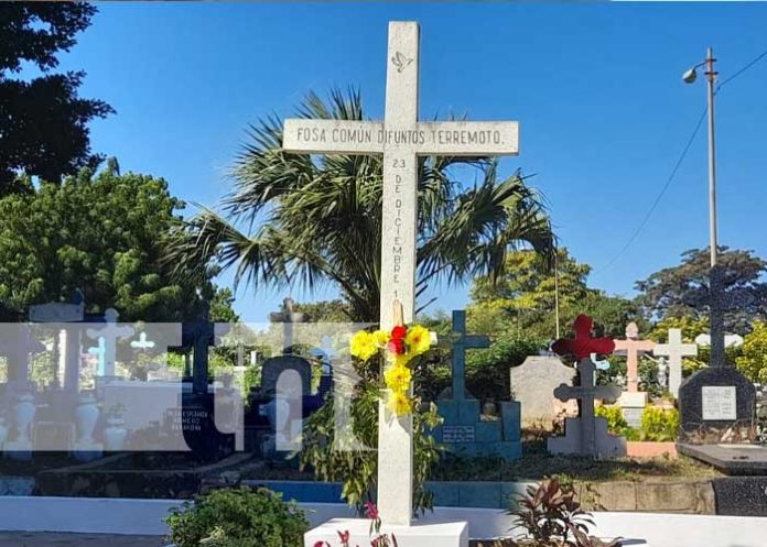Foto: Ofrenda floral en fosa común de las víctimas del terremoto en Managua / TN8