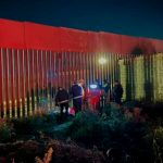 Muere migrante tras caer junto a su hijo al intentar saltar el muro fronterizo Muere migrante tras caer junto a su hijo al intentar saltar el muro fronterizo