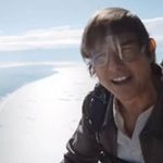 ¿Está loco? Tom Cruise manda saludo navideño lanzándose de un avión (VIDEO) Foto: Tom Cruise desde un avión / Cortesía