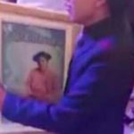 ¡Conmovedor! Entre lágrimas joven baila con foto de su mamá fallecida ¡Conmovedor! Entre lágrimas, joven baila con foto de su mamá fallecida