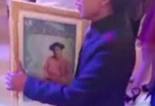 ¡Conmovedor! Entre lágrimas joven baila con foto de su mamá fallecida ¡Conmovedor! Entre lágrimas, joven baila con foto de su mamá fallecida