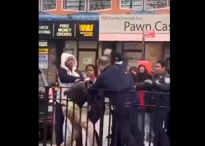 Policía captado golpeando a una adolescente de 12 años en EE.UU. (VIDEO)