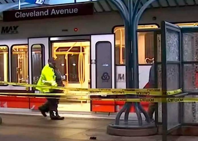 En una estación de tren un joven le arrancó la oreja a un abuelito