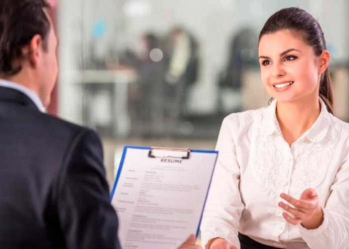 ¡Qué amargados! Joven fue a una entrevista de trabajo y la rechazan por sonreír