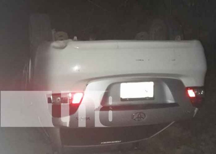 Foto: Tremendo susto y un vehículo volcado en accidente en las vías de Jalapa / TN8
