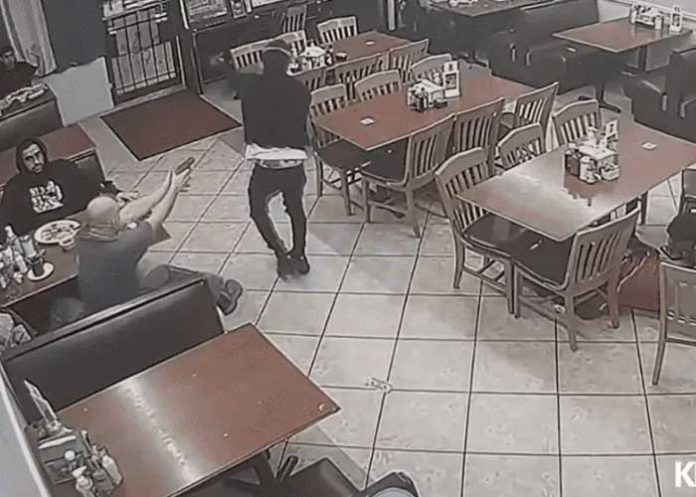 E.E.U.U: Cliente defiende local tras el intento de asalto de un ladrón