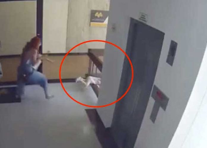 1 ¡VIDEO! De milagro madre salva a su bebé de caer de un edificio