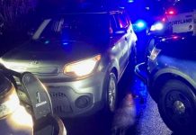 Policías de Estados Unidos detienen a niño que había robado un vehículo Policías de Estados Unidos detienen a niño que había robado un vehículo