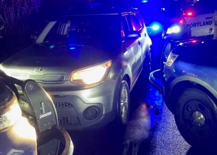Policías de Estados Unidos detienen a niño que había robado un vehículo