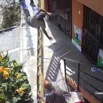 Video: Anciano maleducado provoca caída de un trabajador desde gran altura Video: Anciano maleducado provoca caída de un trabajador desde gran altura