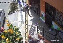 Video: Anciano maleducado provoca caída de un trabajador desde gran altura Video: Anciano maleducado provoca caída de un trabajador desde gran altura