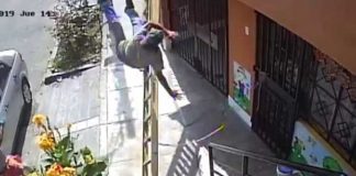 Video: Anciano maleducado provoca caída de un trabajador desde gran altura