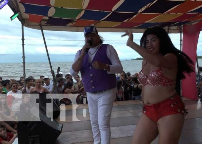 Foto: Miles de familias reciben el año nuevo al ritmo del Rey del Chinamo en Granada / TN8