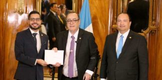 Compañero Luis Briones, Presidente Alejandro Giammattei y el Canciller Mario Búcaro Flores